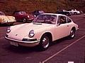 Das Porsche 911 2.0 Coupé ging 1964 in Produktion. Die Modelle 356 C (im Hintergrund) wurden noch bis 1965 gefertigt.